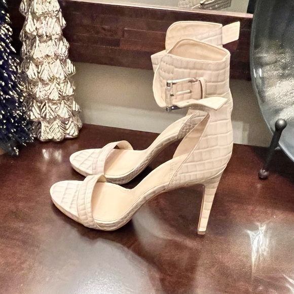Vince Camuto Farella Bone Snakeskin Sandal Heel - Picture 2 of 4